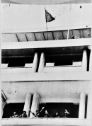 Quân giải phóng vỗ tay vẫy chào sau khi cắm cờ trên nóc Dinh Tổng thống trưa 30/4/1975. Ảnh: Hoàng Văn Cường- Hãng thông tấn UPI. Ảnh tư liệu.