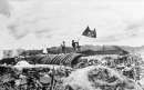 Chiều 7-5-1954, lá cờ "Quyết chiến - Quyết thắng" của Quân đội nhân dân Việt Nam tung bay trên nóc hầm tướng De Castries, đánh dấu thời khắc của chiến thắng Điện Biên Phủ “lừng lẫy năm châu, chấn động địa cầu”. Ảnh tư liệu TTXVN