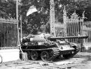 Xe tăng của Quân Giải phóng húc đổ cánh cổng tiến vào Dinh Độc Lập trưa ngày 30/4 (Ảnh tư liệu)