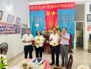 Giám đốc Trần Ngọc Hùng, PGĐ Nguyễn Văn Cơ trao quyết định bổ nhiệm và tặng hoa chúc mừng 02 nhân sự vừa được kiện toàn vào BGĐ Trung tâm