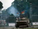 Xe tăng Quân Giải phóng tiến vào Dinh Độc Lập ngày 30/4/1975. Ảnh: Điện ảnh Quân đội nhân dân.