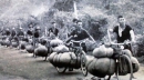  Hàng trăm nghìn dân công, thanh niên xung phong bất chấp bom đạn hướng về Điện Biên Phủ để bảo đảm hậu cần phục vụ chiến dịch. (Ảnh tư liệu).