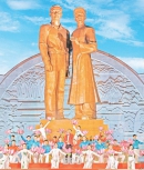 Tượng đài Nguyễn Sinh Sắc - Nguyễn Tất Thành ở TP Quy Nhơn. Ảnh: V.L