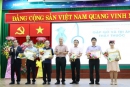 Ông Lê Quang Hùng – Giám đốc Sở Y tế Bình Định (thứ 4 từ phải qua) và ông Đỗ Thanh Hùng – Chủ tịch HĐH Bình Định tại TPHCM (bìa trái) trao bằng khen của Chủ tịch UBND tỉnh Bình Định cho các bác sĩ của CLB Thầy thuốc Bình Định