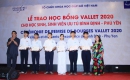 Ông Vũ Hoàng Hà - Nguyên Bí thư Tỉnh ủy Bình Định (bìa trái) trao học bổng cho HS,SV