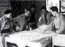 Bác Hồ và đồng chí Lê Văn Lương (người đội mũ, thứ 2 phải sang) trong buổi họp Thường vụ Trung ương Đảng ngày 25/7/1950. Ảnh: TTXVN