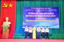 Đồng chí Nguyễn Tuấn Thanh - Phó Chủ tịch thường trực UBND tỉnh và đồng chí Huỳnh Thúy Vân - Phó chủ tịch HĐND tỉnh trao giải nhất Cuộc thi.