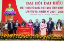 Bí thư Tỉnh ủy Hồ Quốc Dũng (thứ ba từ phải qua) tặng Đại hội bức trướng mang dòng chữ “Ủy ban MTTQ Việt Nam tỉnh đoàn kết - dân chủ - đổi mới - phát triển”. Ảnh: Văn Lưu