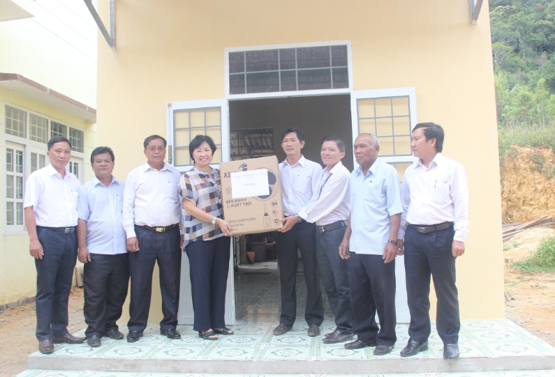 Bà Nguyễn Thị Thanh Bình-Chủ tịch Liên hiệp Hội trao quà cho lãnh đạo Trường Tiểu học An Toàn