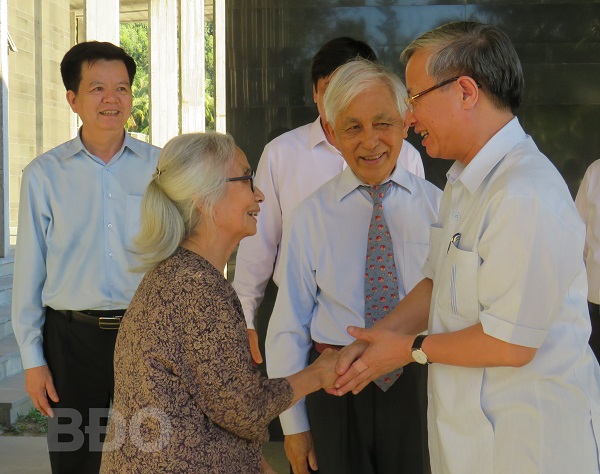 Thường trực Ban Bí thư Trần Quốc Vượng thăm hỏi thân mật vợ chồng GS Trần Thanh Vân - Lê Kim Ngọc.