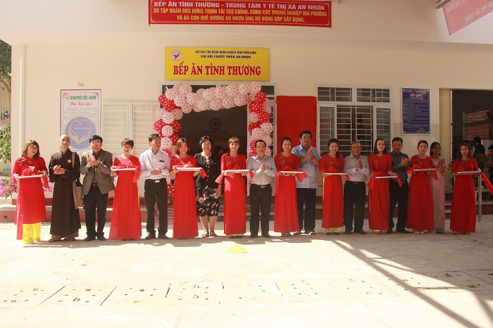 Bà Nguyễn Thị Thanh Bình - Chủ tịch Liên hiệp các Hội KH&KT dự Lễ Khánh thành Bếp ăn tình thương tại Trung tâm Y tế Thị xã An Nhơn