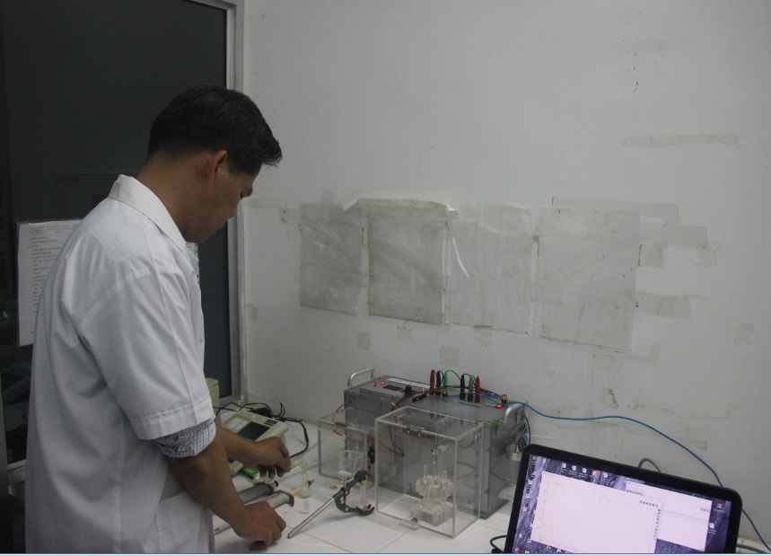 PGS.TS Cao Văn Hoàng đang tiến hành phân tích một số chỉ tiêu an toàn thực phẩm bằng phương pháp điện mao di quản