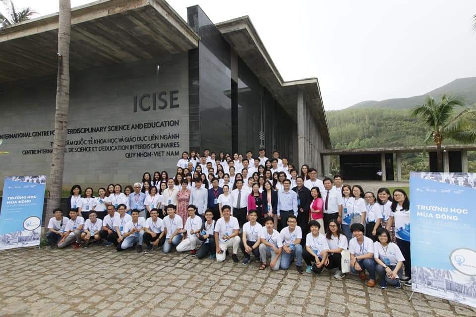 Các học viên chụp ảnh lưu niện khai mạc trường học Mùa đông về Phát triển bền vững (02-05/1/2020) tại Trung tâm ICISE Quy Nhơn