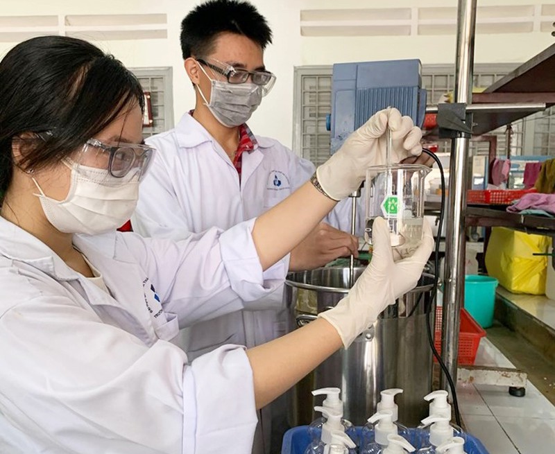Nhóm sinh viên bộ môn kỹ thuật hóa hữu cơ đang pha chế nước rửa tay sát khuẩn.