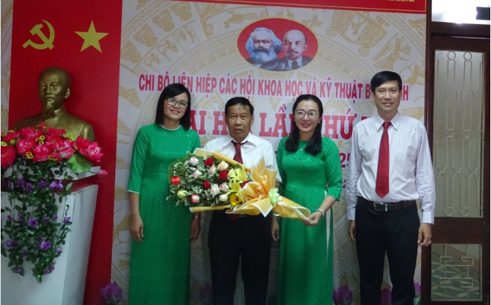 Đồng chí Nguyễn Hữu Lộc - Phó bí thư Đảng ủy khối các cơ quan tỉnh Bình Định (bìa phải)  trao hoa chúc mừng Ban Chấp hành Chi bộ nhiệm kỳ VI(2020-2025)