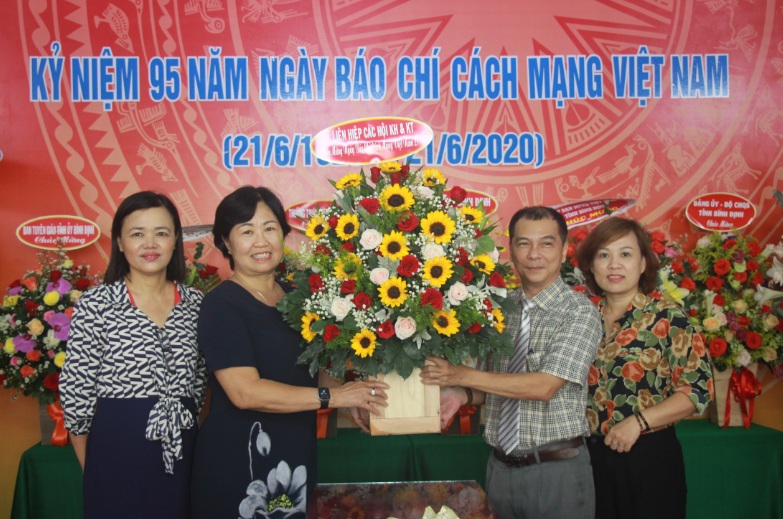 Bà Nguyễn Thị Thanh Bình –Chủ tịch Liên hiệp Hội trao lẵng hoa chúc mừng Đài Phát thanh – Truyền hình Bình Định