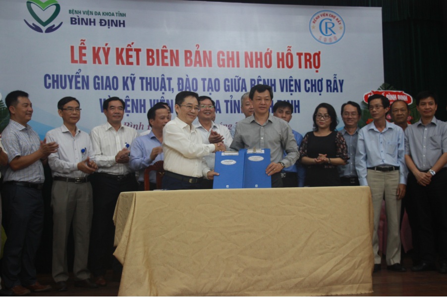 Thực hiện ký kết giữa lãnh đạo hai Bệnh viện