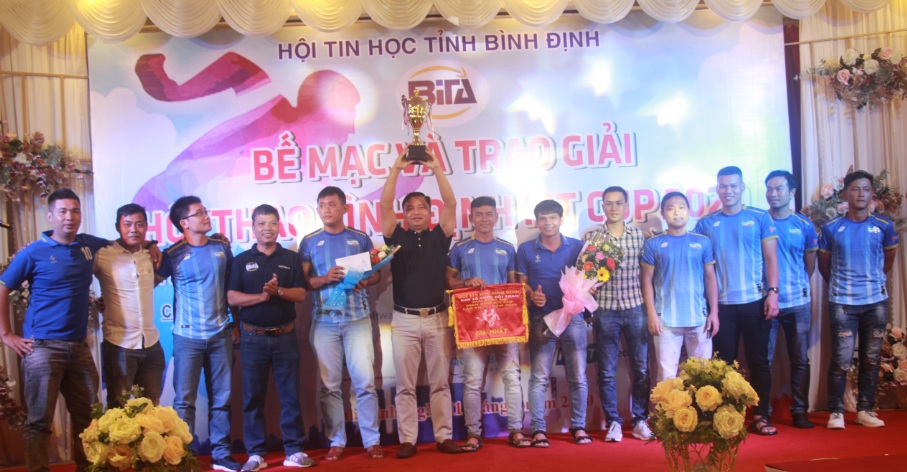 Đội bóng Viettel Bình Định trong buổi lễ trao giải