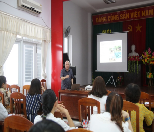 PGS.TS Nguyễn Chu Hồi trình bày về quản lý tổng hợp rác thải nhựa đại dương