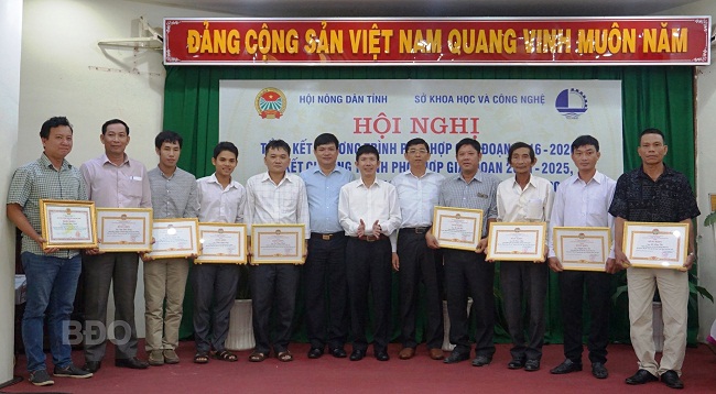 Trao thưởng cho 11 cá nhân đoạt giải Hội thi Sáng tạo nhà nông năm 2019 - 2020. ̣Ảnh: HH