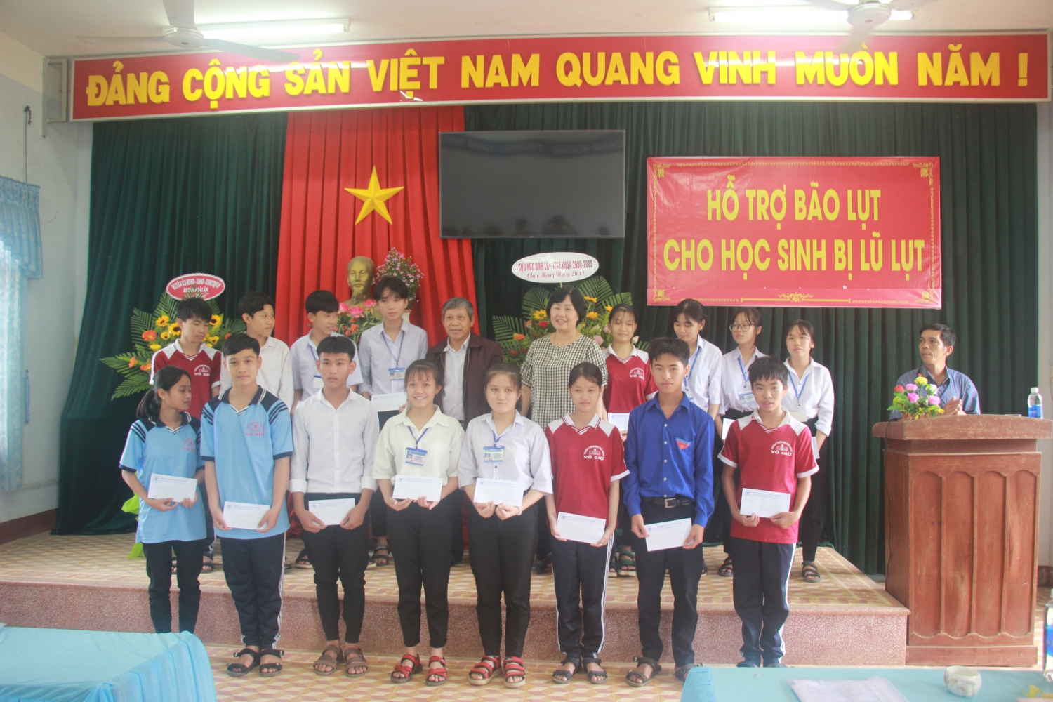 Bà Nguyễn Thị Thanh Bình - Chủ tịch Liên hiệp các Hội KH&KT Bình Định trao phần quà ủng hộ bão lụt cho các em học sinh có hoàn cảnh khó khăn