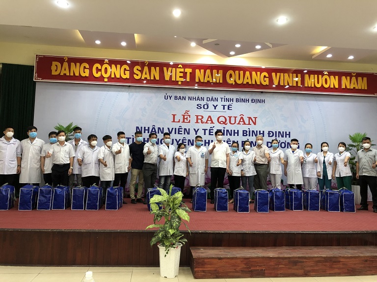 Phó Chủ tịch UBND tỉnh Lâm Hải Giang cùng Giám đốc Sở Y tế Ông Lê Quang Hùng chụp hình lưu niệm cùng Đoàn công tác hỗ trợ tỉnh Bình Dương chống dịch Covid-19 (Ảnh: Thu Phương)