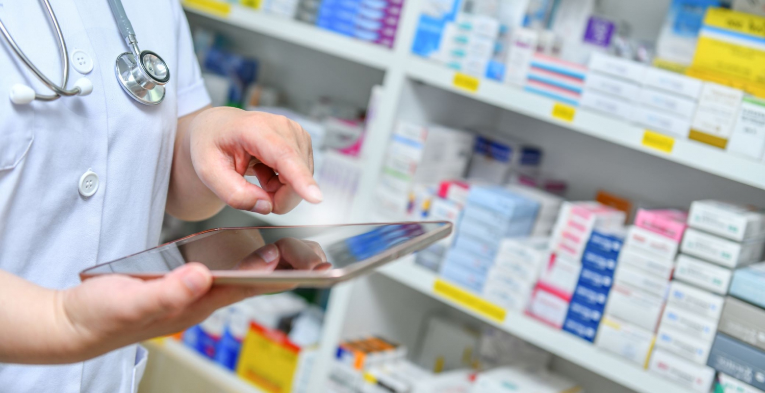 Telepharmacy có thể giải quyết tình trạng thiếu dược sĩ bằng cách cho phép dược sĩ kiểm tra sử dụng thuốc, tư vấn và cung cấp kiến thức về thuốc cho bệnh nhân từ xa