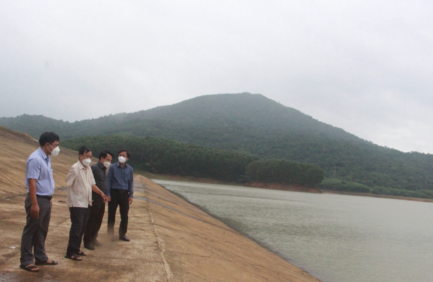 Liên hiệp Hội tham gia cùng Đoàn công tác Hội đồng nhân dân tỉnh  kiểm tra, giám sát tình hình quản lý và khai thác công trình thủy lợi