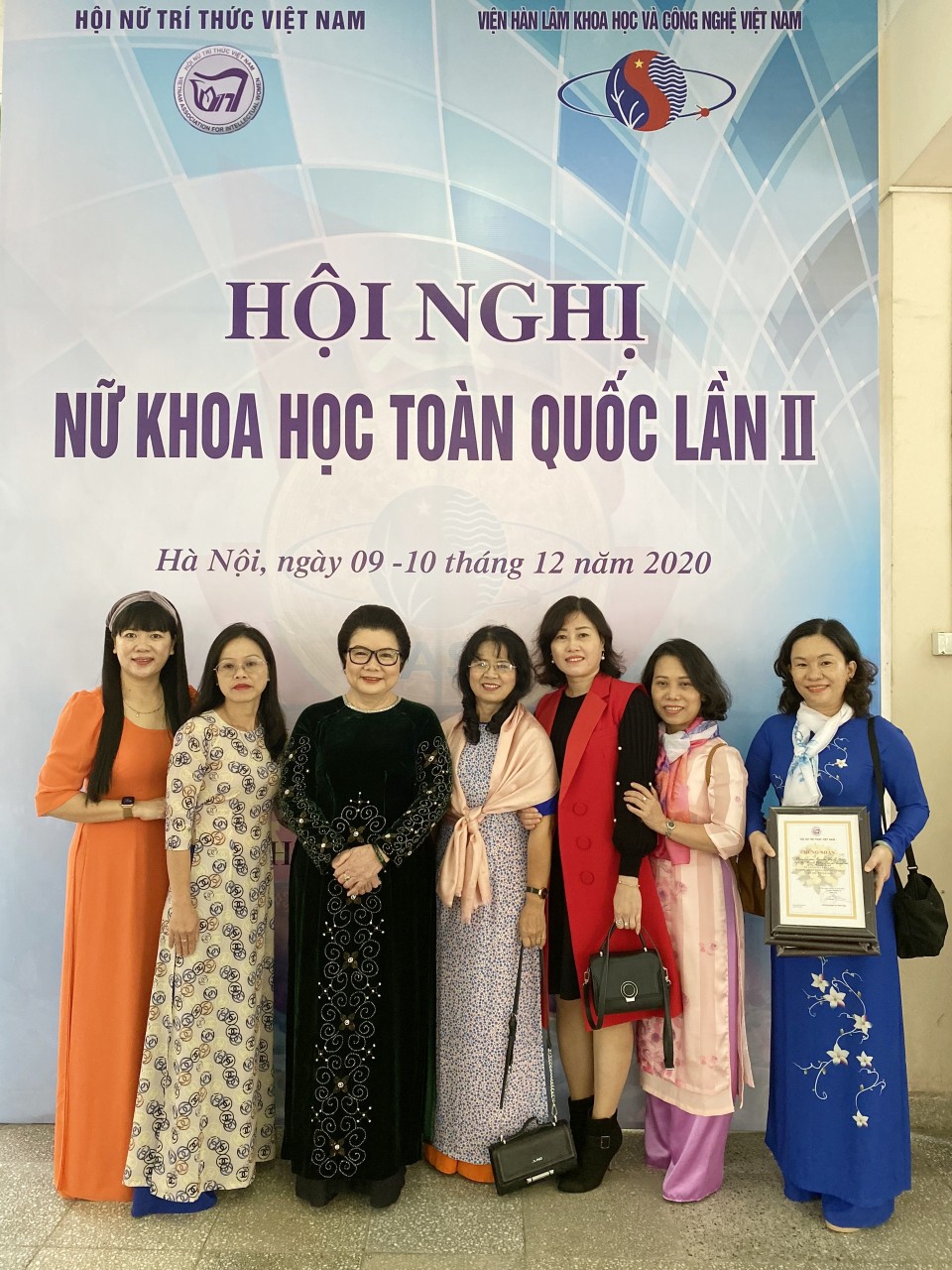 PGS. TS Nguyễn Thị Vương Hoàn (thứ 3 từ phải sang) tham dự Hội nghị Hội nghị Nữ khoa học toàn quốc lần thứ 2 Hội Nữ trí thức Việt Nam phối hợp với Viện Hàn lâm Khoa học và Công nghệ Việt Nam đồng tổ chức.