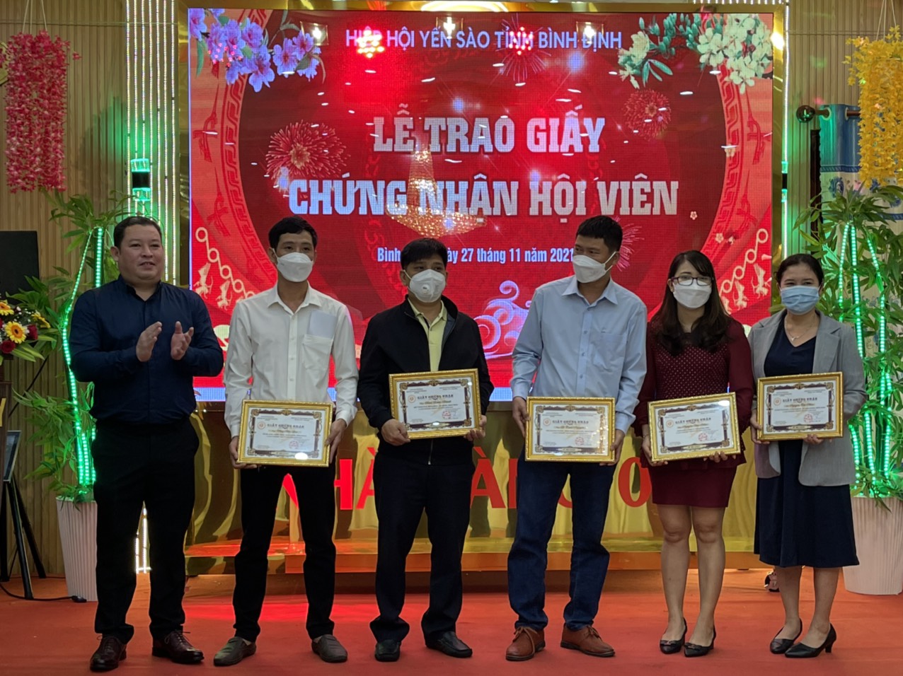 Trao chứng nhận cho hội viên