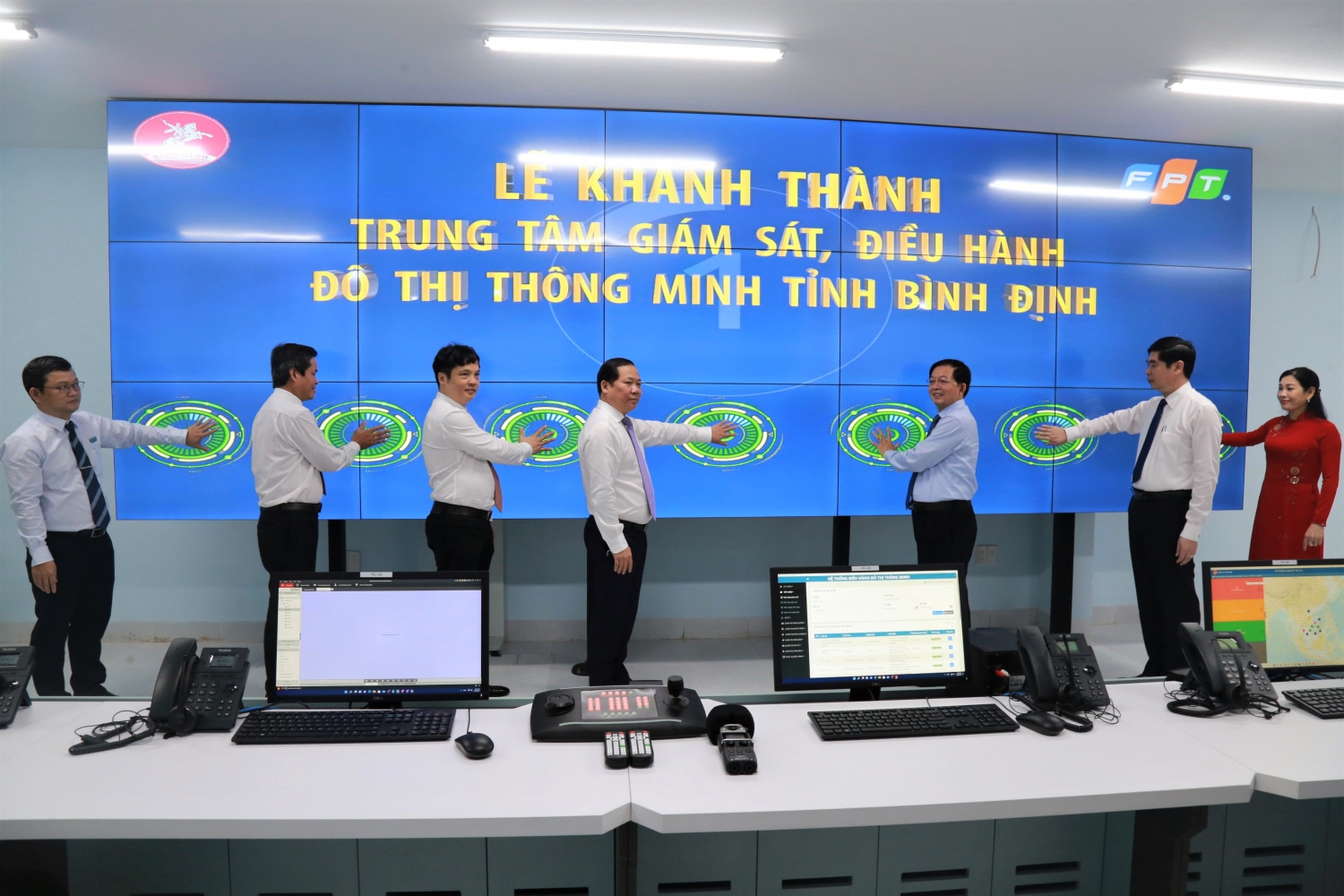 Đại biểu thực hiện nghi thức khai trương IOC