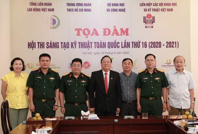 Ban Tổ chức Hội thi và nhóm tác giả của Giải pháp "Nghiên cứu, thiết kế, chế tạo thiết bị chế áp phương tiện bay không người lái Flycam"