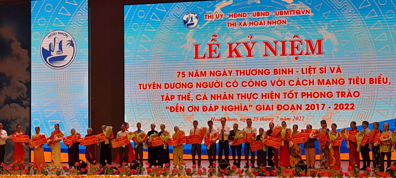 Lễ kỷ niệm 75 năm ngày thương binh - liệt sỹ và tuyên dương người có công với cách mạng tiêu biểu; tập thể, cá nhân thực hiện tốt phong trào “ đề ơn đáp nghĩa” giai doạn 2017-2022 của thị xã Hoài Nhơn