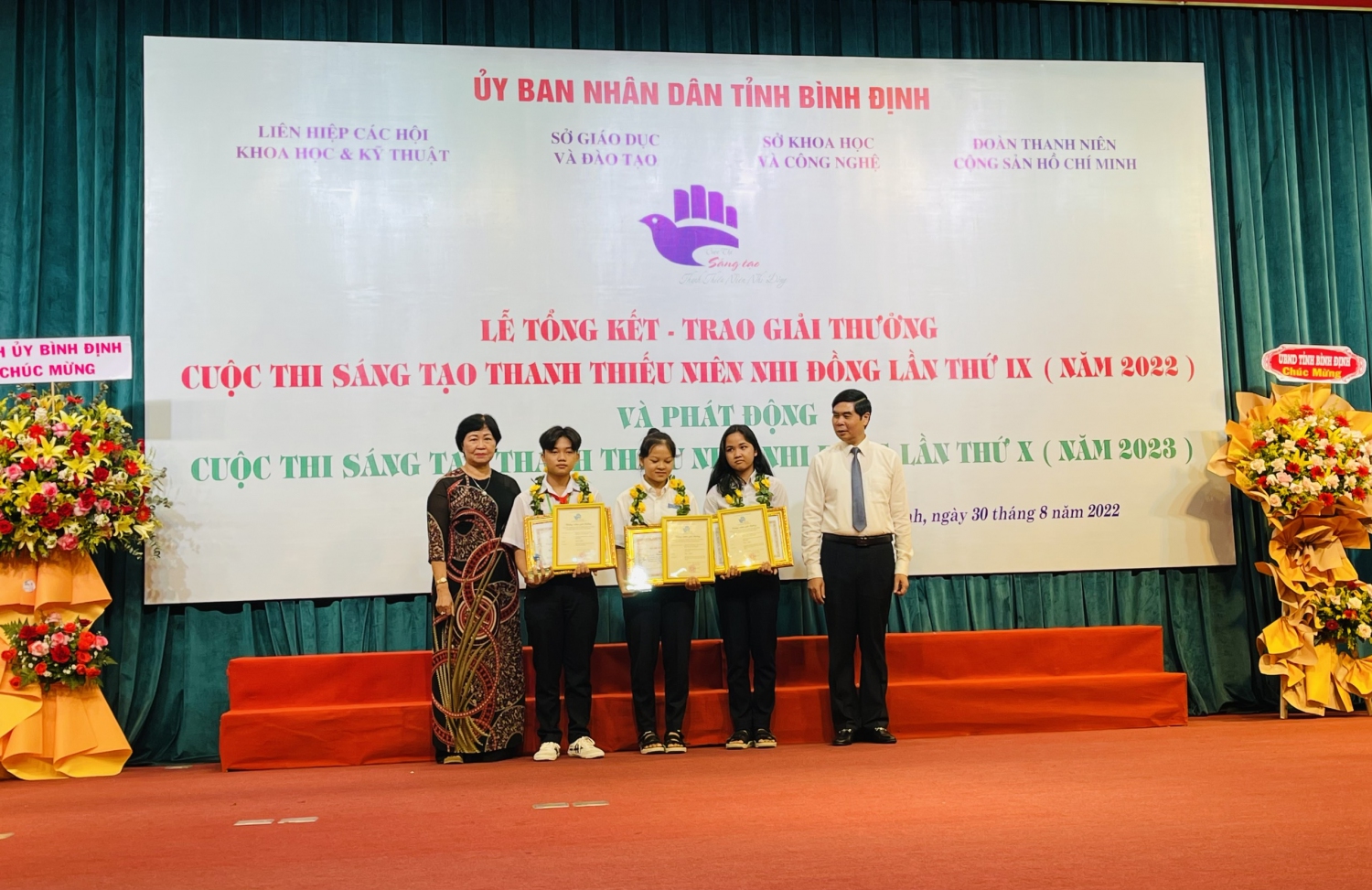 Ông Lâm Hải Giang - Phó Chủ tịch UBND tỉnh và bà Nguyễn Thị Thanh Bình - Chủ tịch Liên hiệp các Hội KH&KT tỉnh trao giải cho các tác giả đoạt giải nhất Cuộc thi