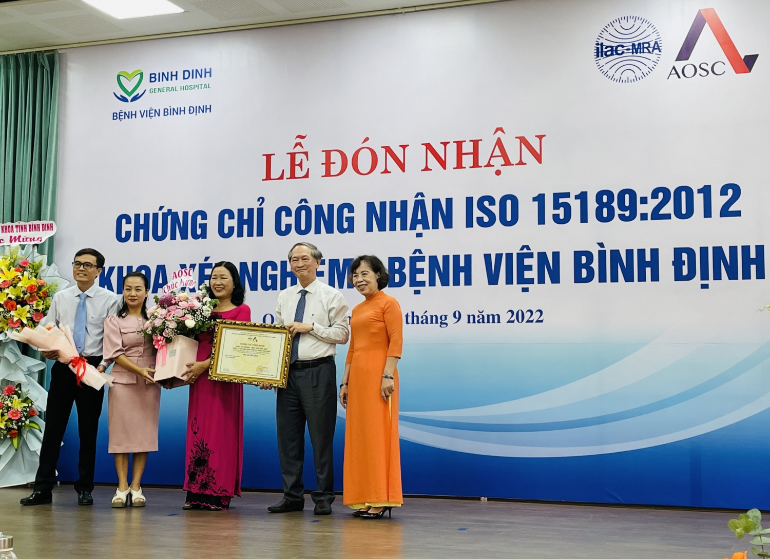 Đại diện Văn phòng AOSC trao chứng nhận đạt tiêu chuẩn ISO 15189:2012 đối với lĩnh vực Sinh hoá cho lãnh đạo Bệnh viện Bình Định.