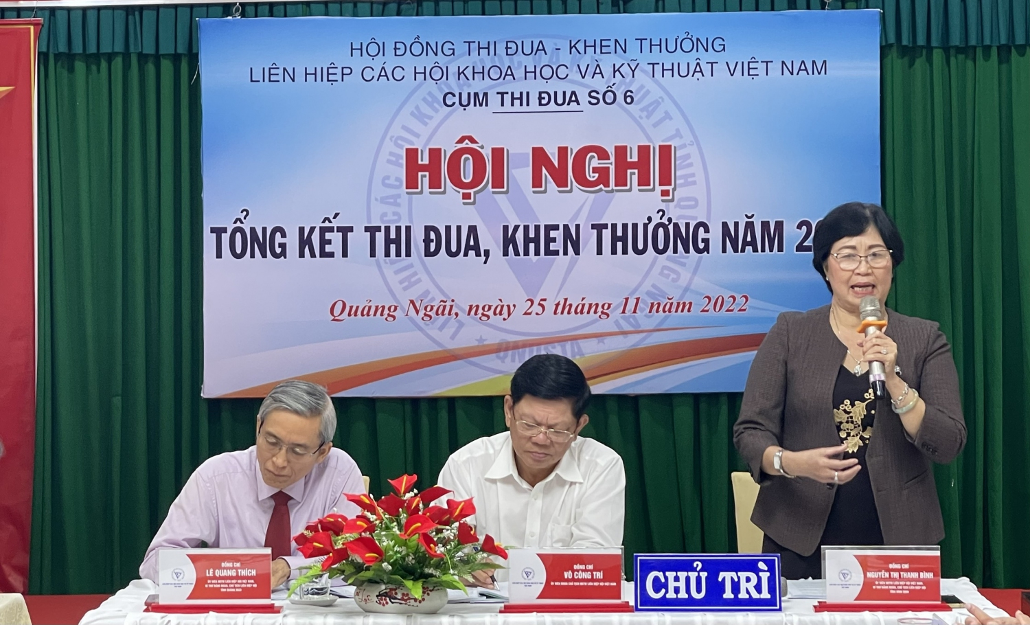 Bà Nguyễn Thị Thanh Bình - Chủ tịch Liên hiệp Hội Bình Định tham gia chủ trì Hội nghị