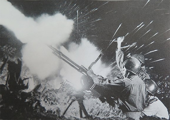 Quân Giải phóng nổ súng tiêu diệt địch trong cuộc Tổng tiến công và nổi dậy Xuân Mậu Thân 1968. Ảnh tư liệu