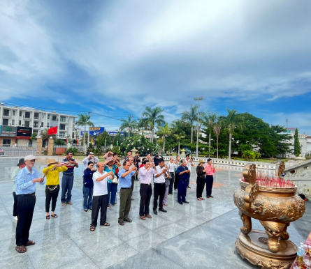 Lễ dâng hương tưởng nhớ công ơn của các anh hùng liệt sỹ tại Nghĩa trang Liệt sĩ thành phố Quy Nhơn.