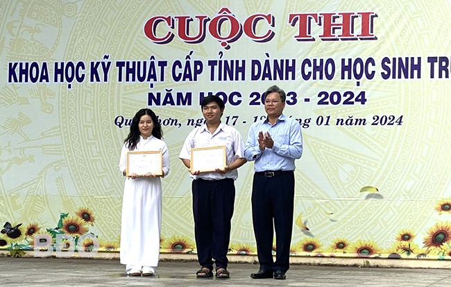 Lãnh đạo Sở  GD&ĐT tỉnh trao giải nhất Cuộc thi