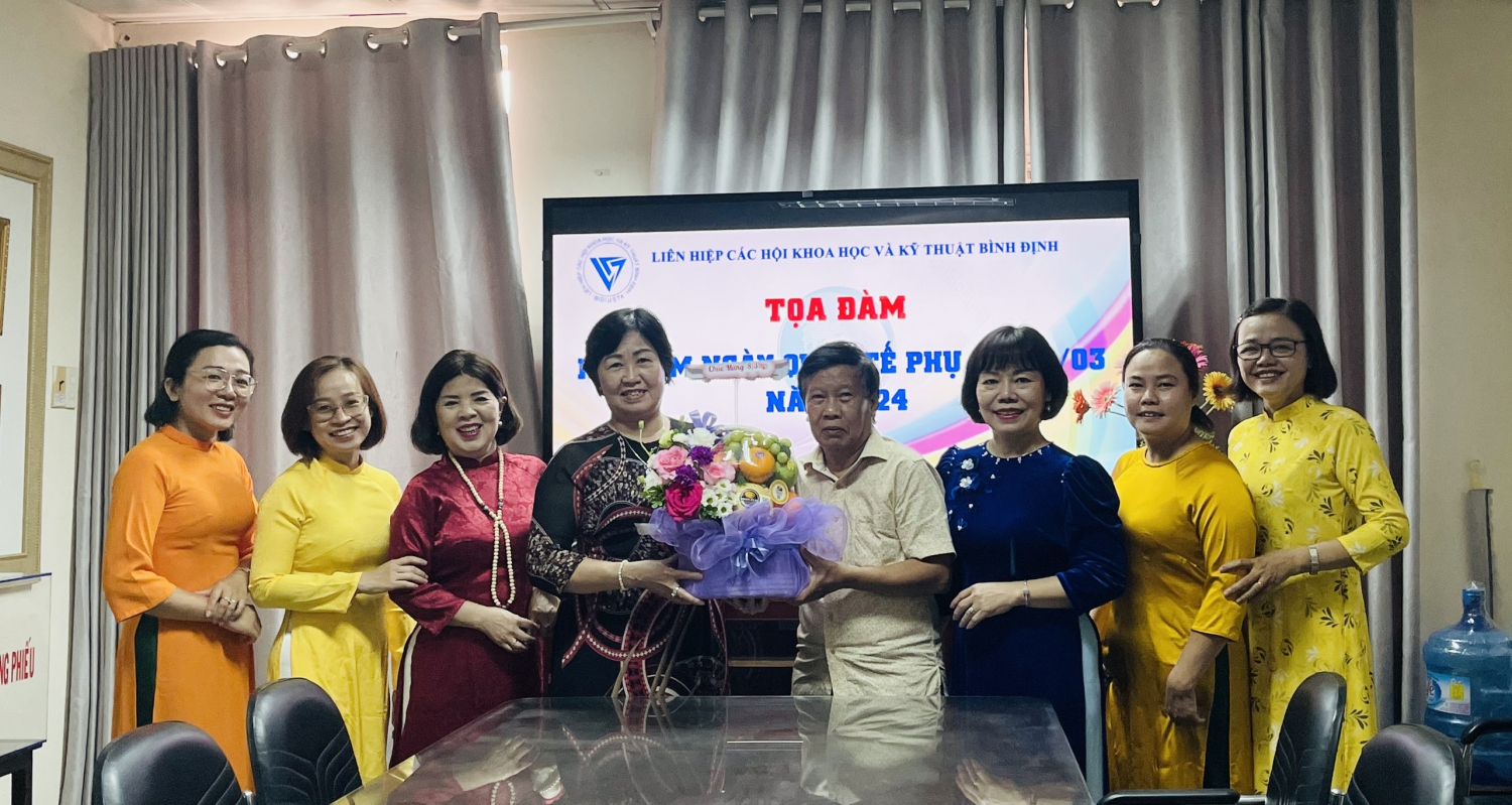 Ông Lê Văn Tâm - Bí thư Chi bộ, PCT Liên hiệp Hội trao  quà chúc mừng tập thể nữ cơ quan