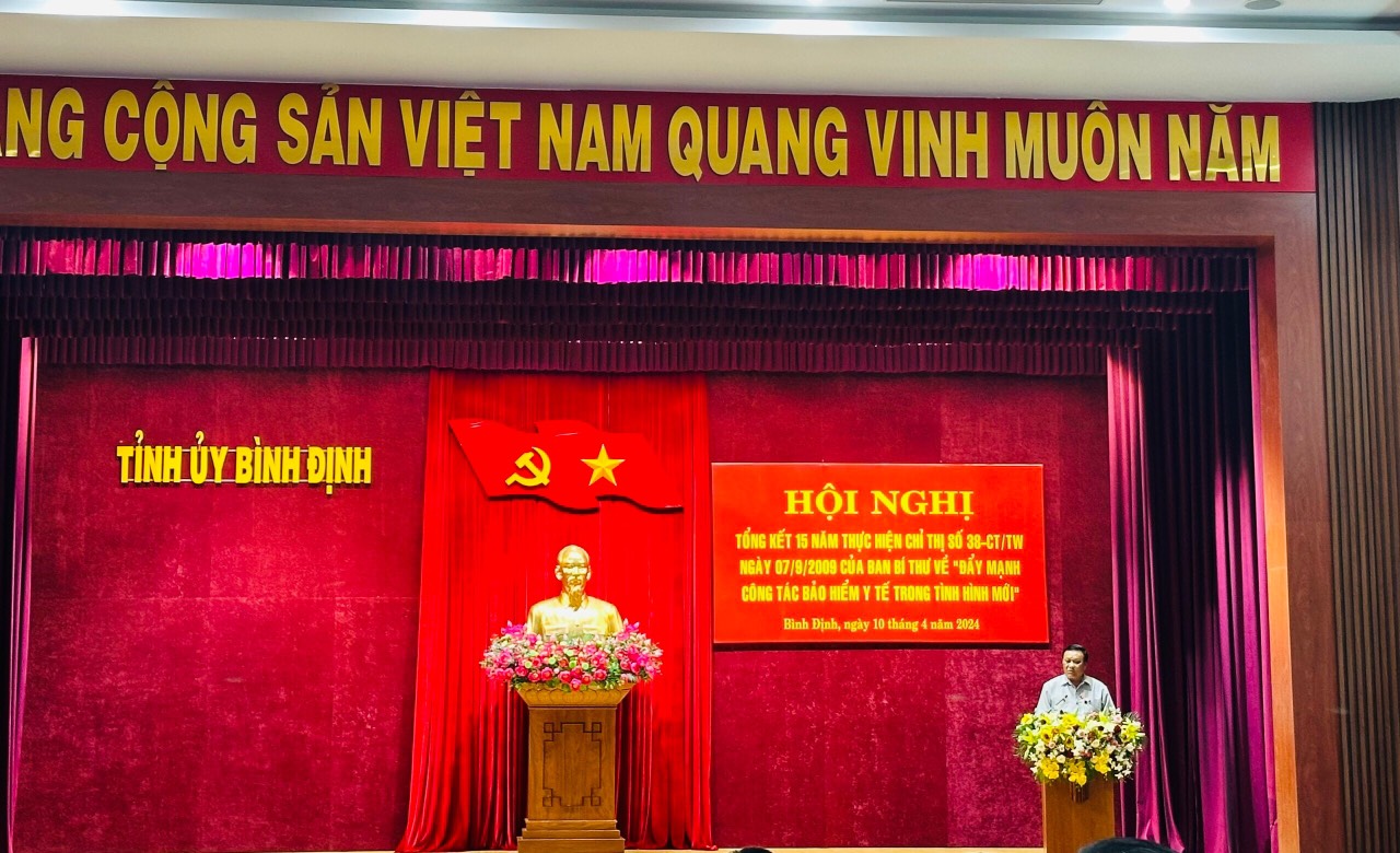 Đồng chí Lê Kim Toàn - Phó Bí thư Thường trực Tỉnh ủy, Trưởng Đoàn ĐBQH tỉnh phát biểu chỉ đạo tại Hội nghị tổng kết 15 năm thực hiện Chỉ thị số 38-CT/TW.