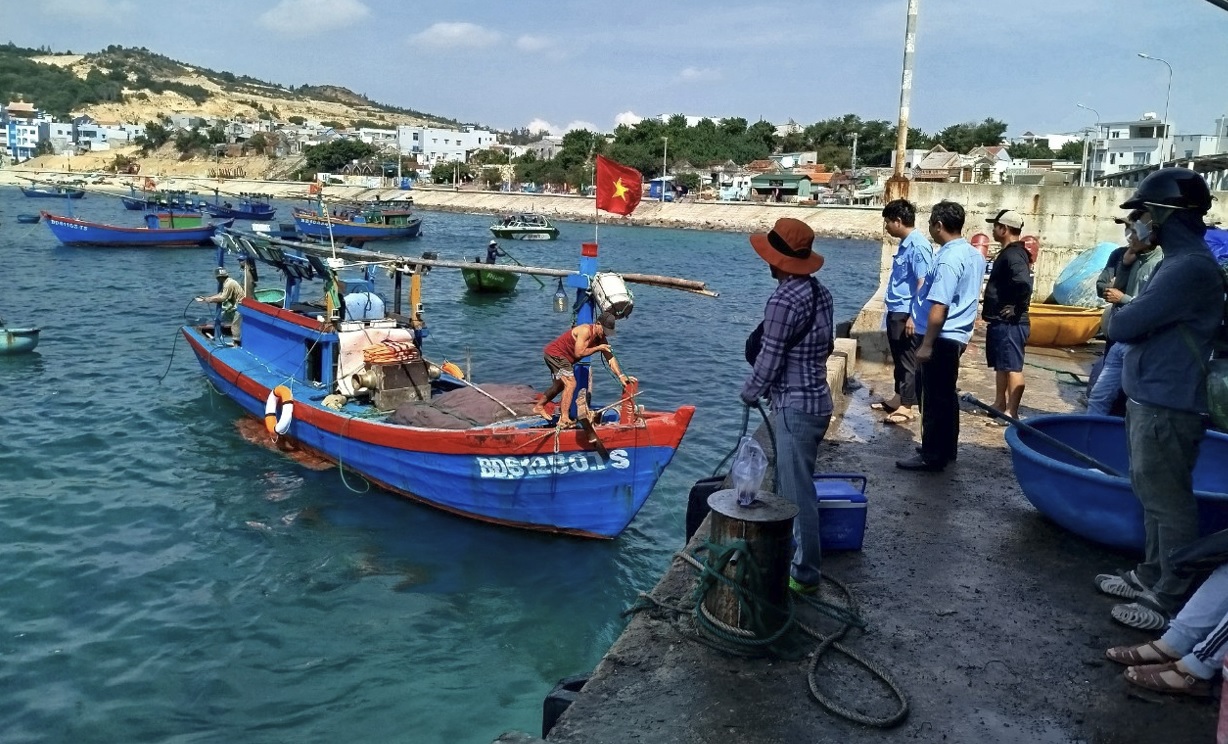 Cán bộ Chi cục Thủy sản kiểm tra an toàn kỹ thuật tàu cá tại xã Nhơn Lý, Tp. Quy Nhơn