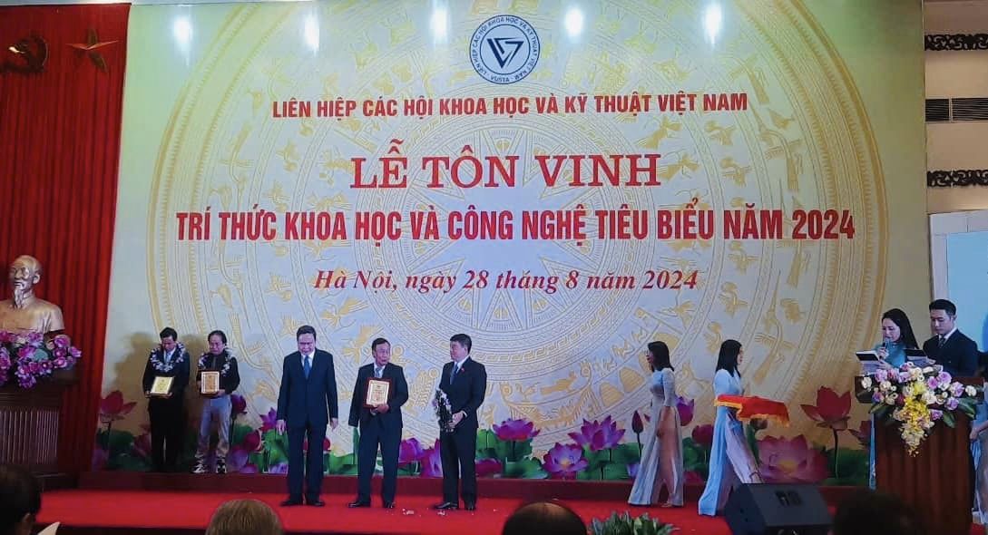 Ông Lê Văn Tâm được trao biểu trưng và bằng khen tại buổi Lễ